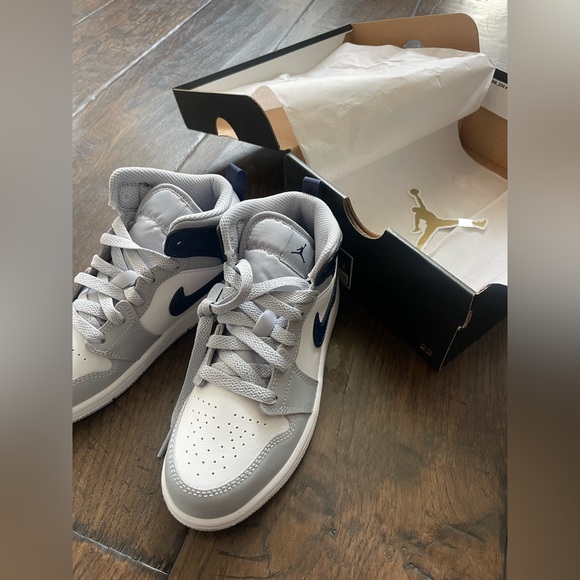 New Nike Air Jordan 1 Mid Wolf Grey Midnight blue Kids Sz 1 Brand New with Box - Picture 4 of 13